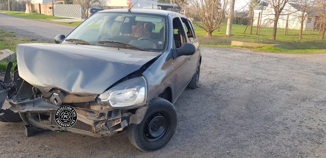 Dos heridos tras un fuerte accidente entre dos autos en Funes City